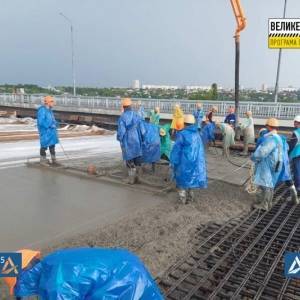 В Запорожье бетонируют подход к балочному мосту со стороны Хортицы. Фото - reporter-ua.com - Запорожье - Строительство