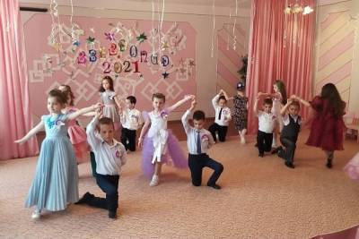 В детских садах Донецка проходят выпускные: ФОТО - mk.ru - Донецк