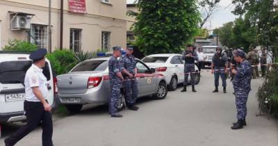 "Они довели": в российском Адлере 61-летний мужчина расстрелял из ружья судебных приставов (видео) - focus.ua - Россия - Адлер