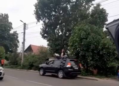 Прокатившей троих детей на крыше внедорожника матерью из Курска занялась прокуратура - province.ru - Курск