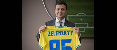 Владимир Зеленский - Зеленский опубликовал фотографию в майке сборной Украины с силуэтом Крыма - runews24.ru - Крым