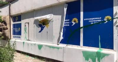 Виктор Медведчук - В Мариуполе офис партии Медведчука "украсили" повешенными "людьми" (ФОТО) - dsnews.ua - Харьков - Мариуполь