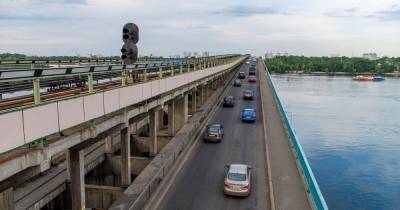 В Киеве перекрыли движение на мосту Метро из-за минирования, правый берег сковали пробки (фото) - focus.ua - Киев
