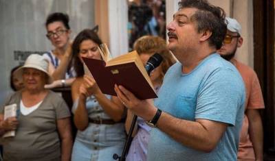 Алексей Навальный - Дмитрий Быков - Писателя Дмитрия Быкова пытались отравить на борту самолета, летевшего в Уфу - mkset.ru - Москва - Екатеринбург - Уфа