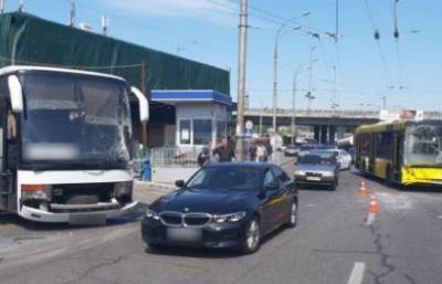 В Киеве лоб в лоб столкнулись автобусы: есть пострадавшие. ФОТО - enovosty.com - Киев - Мариуполь