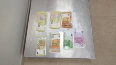 В Пулково задержали немца, который пытался незаконно провезти 50 тысяч евро - piter.tv - Санкт-Петербург - Берлин