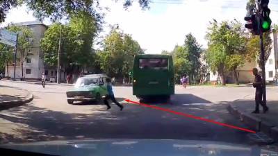 В Харькове на переходе сбили ребенка: момент попал на видеорегистратор - politeka.net - Харьков - Черкассы