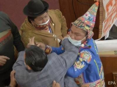 Эво Моралес - Аньес Жанин - В парламенте Боливии депутаты устроили драку с хватанием за волосы и борьбой на полу. Видео - gordonua.com - Боливия - Парламент