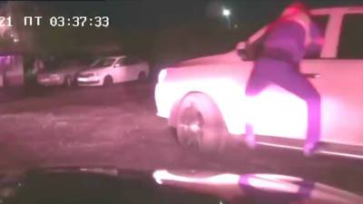 Пьяный водитель полтора километра вез зажатого инспектора ДПС. Видео - vesti.ru - респ.Тыва - Кызыл