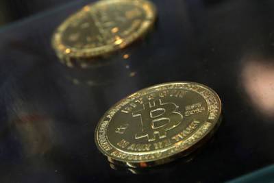 Цене биткоина напророчили падение вдвое - lenta.ru