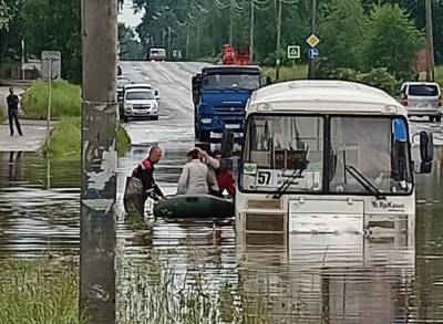 Костромичей эвакуировали на лодках из затонувшего в луже автобуса - 7info.ru - Кострома - Kostroma