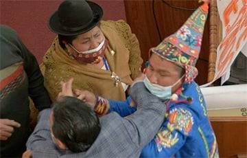 Эво Моралес - Аньес Жанин - В парламенте Боливии депутаты устроили драку с борьбой на полу - charter97.org - Боливия