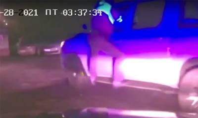 Тащил 1,5 км: пьяный водитель в Тыве зажал руку полицейскому стеклом, а пассажиры избивали его на ходу - bloknot.ru - респ.Тыва