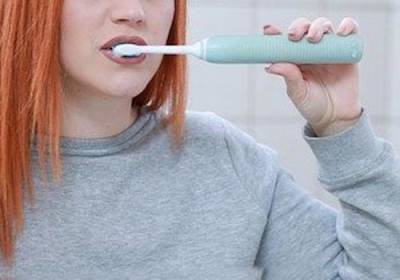 Стоматолог Кинселла заявила, что чистка зубов сразу после еды может привести к кариесу - argumenti.ru