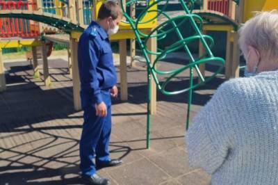 Закрытую из-за ковида детскую площадку в Хабкрае снова закрыли из-за мусора - hab.aif.ru - Охотск