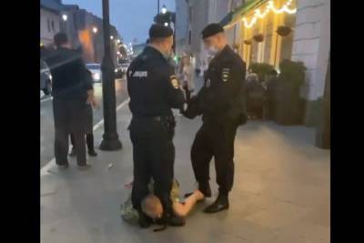 Полицейские напали журналиста, снимавшего, как они зажимают голову задержанного между ног - tayga.info - Москва