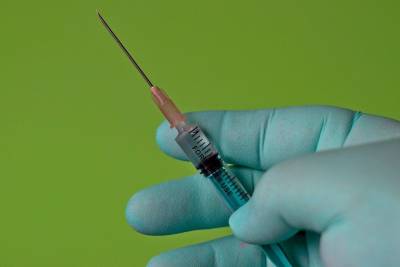 Врач из Уганды привил почти 800 человек фальшивой вакциной от COVID-19 - news.vse42.ru - Уганда