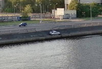 Питер Онлайн - Водитель чудом не улетел в Неву, "припарковавшись" прямо у воды на Октябрьской набережной - online47.ru - Санкт-Петербург