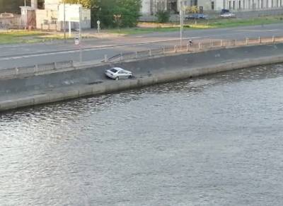 Автомобиль пробил ограждение на Октябрьской набережной - neva.today - Санкт-Петербург