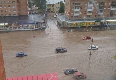 Ухту затопило: вода пробралась на первые этажи жилых домов, а автомобили теряли номера - komiinform.ru