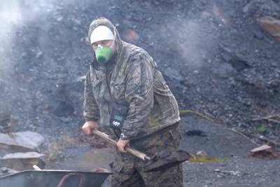 Житель кузбасского поселка с лопатой ликвидирует горящий угольный отвал - tayga.info - район Новокузнецкий
