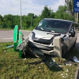 В Запорожье водитель влетел в столб и покинул место ДТП. Фото - reporter-ua.com - Запорожье