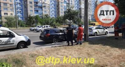 В Киеве женщина умерла за рулем автомобиля: подробности и кадры ЧП - narodna-pravda.ua - Украина - Киев - ДНР - ЛНР - район Деснянский