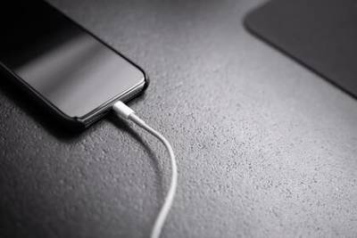 Названа опасность зарядки смартфона на 100 процентов - lenta.ru