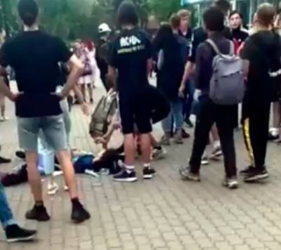 В Братске 16-летняя девушка вонзила нож-бабочку в сердце 14-летнего парня - znak.com - Россия - Братск