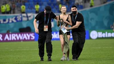 Раскрыты неожиданные подробности инцидента с девушкой на поле во время матча Евро-2020 - newinform.com - Бельгия - Финляндия