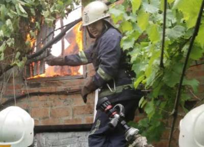 На Харьковщине молния попала в здание, кадры: "Огонь охватил всю крышу" - politeka.net - Украина - Харьковская обл. - Харьков - район Купянский