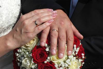 Жених и невеста сыграли свадьбу в больнице ради тяжело больной дочери - lenta.ru - Англия - Бристоль