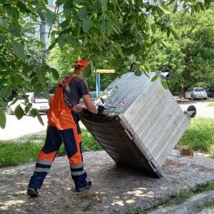 В Запорожье вандалы продолжают портить мусорные баки. Фото - reporter-ua.com - Запорожье