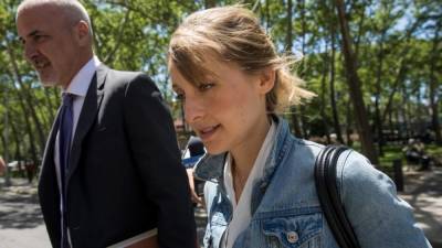 Звезда сериала «Тайны Смолвиля» Эллисон Мэк приговорена к трем годам тюрьмы за вербовку секс-рабынь - skuke.net - Новости