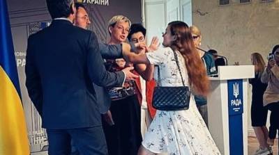 Никита Потураев - На нардепа СН в Раде напала женщина - ru.slovoidilo.ua - Украина