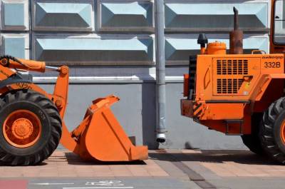 Трактор за семь миллионов рублей угнали с охраняемой стоянки в ТиНАО - vm.ru - Москва - Россия - Украина - Зеленоград