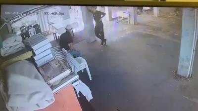 Видео: двое палестинцев жестоко ограбили пожилую женщину в Бней-Браке - vesty.co.il - Израиль - Тель-Авив