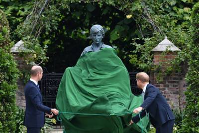 принц Уильям - принц Гарри - принц Чарльз - принцесса Диана - герцог Филипп - Принц Гарри и принц Уильям открыли памятник принцессе Диане - lenta.ru