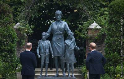 принцесса Диана - принц Филипп - Гарри - В саду Кенсингтонского дворца открыли памятник принцессе Диане - interfax.ru - Москва
