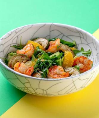 Легкий перекус: рецепт летнего салата с креветками и апельсином - skuke.net