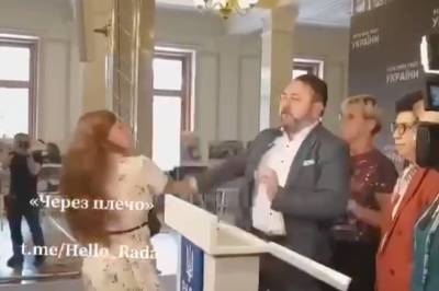 Никита Потураев - "Во второй раз будем стрелять без предупреждения": Активистка Майдана набросилась с кулаками на депутата Рады прямо во время брифинга - reendex.ru - Украина