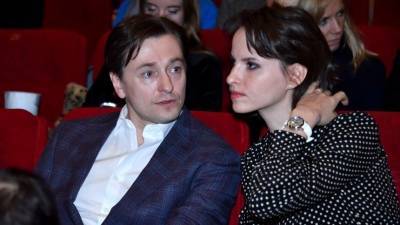 Сергей Безруков - Третьего ждете? Безруков заинтриговал снимком с супругой на большом сроке беременности - 5-tv.ru - Сочи