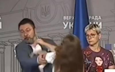 Никита Потураев - В Раде женщина ударила нардепа Потураева кулаком в челюстьГлавные новости и события Украины и мира от редакции газеты и сайта РЕАЛ. - real-vin.com - Украина - Киев