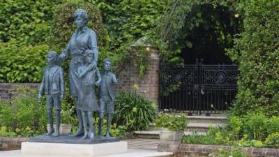 принц Уильям - принц Гарри - принцесса Диана - Меган Маркл - Принцы Гарри и Уильям торжественно открыли памятник леди Ди в день ее 60-летия - newinform.com - США - Лондон - Великобритания