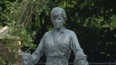 принц Уильям - принц Чарльз - принцесса Диана - Гарри - В саду Кенсингтонского дворца в Лондоне открыли статую принцессы Дианы - piter.tv - Англия - Лондон - Париж