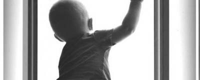 В Смоленске 4-летний мальчик несколько дней жил в квартире с трупами родителей - runews24.ru - Смоленск
