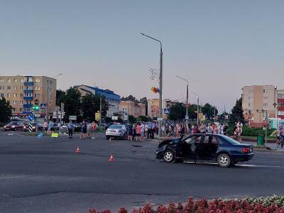 Трагическое ДТП в центре Лиды. Мужчину придавило перевернувшимся бусом - grodnonews.by - Белоруссия
