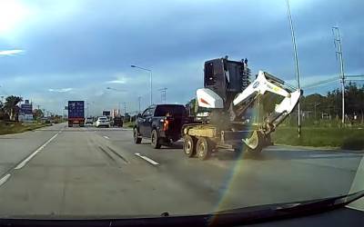Эпичная авария: водитель пикапа с прицепом не справился с управлением - zr.ru - Таиланд