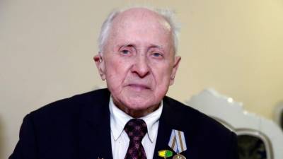 Владимир Путин - Василий Пронин - Мошенники снова пытались обмануть ветерана, которого Путин укрыл плащом на Параде - 5-tv.ru - Россия