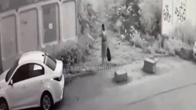 На видео попал момент, как женщина избавилась от новорожденного - vesti.ru - Саратовская обл.